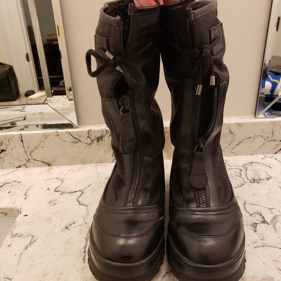 Authentic Burberry winter boots worn twice - Picture 1 of 3
